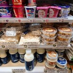 FamilyMart Karuizawa Purinsuhoteru~Esutoten - 店內的起司區