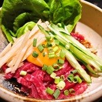 Kiwami Wagyuu Yakiniku Yazawa - 黒毛和牛炙りユッケ!!料理長特製のタレに絡めてどうぞ！