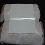 うさぎや - 裏　厚紙のおかげで持っても崩れません。