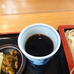 やぶ善 - 漆黒の蕎麦つゆが現れます。