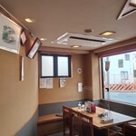 やぶ善 - 玄関入ったすぐ右の大テーブル。