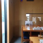 やぶ善 - 店内奥のテーブル席。