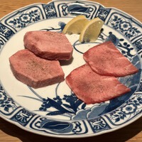 肉亭ふたご iki 新宿店 - 黒毛和牛 特上厚切りタン塩・黒毛和牛 上タン塩