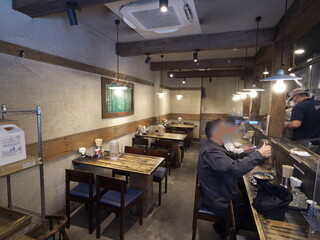 Ramen Ku Jira Ken - 入口から見た店内