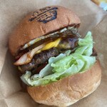 The Burger Stand N’S - 上からぎゅっと押して入れ込むがそれでも凄い迫力