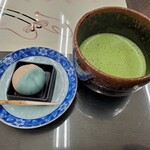 石川県観光物産館 - 和菓子手作り体験の和菓子とお抹茶