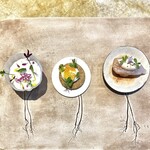 entre nous - 実際の植物をあしらったマットで、テーブルでは料理が花のように♪
            個人的には、真ん中の「金柑と蕗の薹」が最っ高に好み！