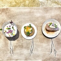 entre nous - 実際の植物をあしらったマットで、テーブルでは料理が花のように♪
                    個人的には、真ん中の「金柑と蕗の薹」が最っ高に好み！