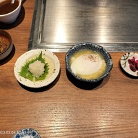 くずし鉄板 あばぐら 恵比寿店 - 大根おろしと半熟卵はハンバーグの薬味。左の肉の佃煮はご飯にピッタリ。