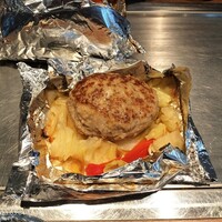 くずし鉄板 あばぐら 恵比寿店 - ホイル包みハンバーグ。ふっくらしていてボリューミー
