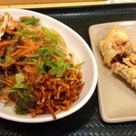 はなまるうどん - コクうまサラダうどん（一日分の緑黄色野菜） 中 ¥609 ＋ げそ天 ¥147