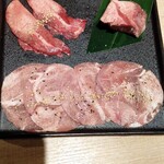 肉。ときどき米 - 名物タン三種盛・１，７４９円