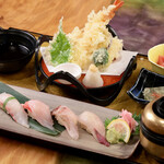 ■ 工匠炸的天婦羅2,500日圓 圖為推薦的握壽司和天婦羅套餐。