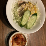 Shichirin Yakiniku Tanoshiira - サラダとキムチ