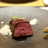 神戸牛炉窯焼ステーキ 雪月風花 北野坂 - 炉釜で焼いた、ランプステーキ。
                    噛むとじんわりと染み出し続ける赤身肉の旨味。
                    パサつき皆無で舌触りも滑らか。さすがの美味しさです！
                    パウダー状の牛脂が味の深みを加えて、予想以上にいい仕事です。