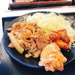 Yoshinoya - 唐揚げ牛皿定食のメイン