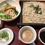 Kashun an - サラダもお蕎麦もちょうどいい盛り具合…！
                        くるみだれがあるとついつい頼んでしまいます。