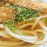 つるまる饂飩 - かけうどんにちくわ天&揚げ玉