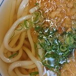 つるまる饂飩 - かけうどんに揚げ玉