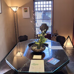 阿闍梨餅本舗 京菓子司 満月 - お店の飾り