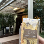 LESS - GR  PANETTONE 1/4 CUT   お店をバックに