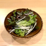 串揚げ タケナカ - まずは大根グリーンサラダが運ばれます。
            野菜は瑞々しく、ドレッシングがスパイシーで美味しい❤️