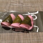 木村屋本店 - ど定番の桜餅。