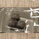 木村屋本店 - 料理写真:水戸の梅。茨城県水戸の銘菓で、餡入りの求肥を赤紫蘇の葉で包んだ和菓子