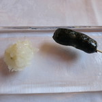 ウシマル - イカスミのソーセージ　甲イカのカルパッチョ