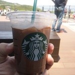 スターバックス・コーヒー - アイスラテとイス。