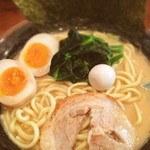 源家 - 濃厚なスープがめちゃくちゃ美味しい。麺はソーキそばみたい。最初すっごい美味しかったのに半分でもう要らなくなった。不思議。