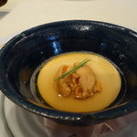 トゥ・ラ・ジョア - 生ウニのふわふわ豆腐（６月）、鰹出汁に浮いたふわふわのムースは濃厚なウニ風味