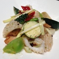 中国菜 老四川 飄香 銀座三越店 - 大ヤリイカの唐辛子ピクルスとトーチ炒め（青じその香り）