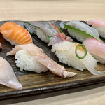 Kaitenzushi Rikimaru Koube Tarumiten - 鮮魚10カン盛り！3つくらいは売り切れで入れ替わってる（鯵、縞鯵、太刀魚が無くて、ホッケ、メバル…おこぜ？）