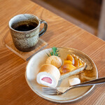 hito cafe - 料理写真:イチゴの米粉ロールケーキ、キャラメルりんごのタルト