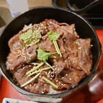 Sagami - ○宮崎牛ひつまぶし
                      桶に入ったご飯には甘めな醤油タレ
                      上には甘めな醤油で煮られた宮崎牛のスライス