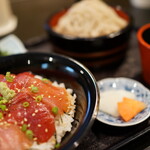 味ごよみ吉野 - ミニまぐろ丼とミニ蕎麦セット（¥990税込み）