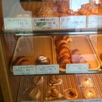 パン・ペルデュ - 個性的なパンが多く並んでいます。