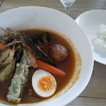 すーぷかりーかふぇ　チャーリースパイス - インディアンスープ=辛さ２、お豆腐カリー=ライス小＆プレーンラッシー