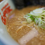 山岡家 - 味噌ラーメン（¥690税込み）海苔増し　脂多め、麺普通、味の濃さ普通