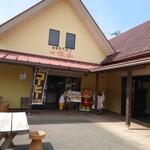 一休山 - 店は奥行きがないので、入ると、買わないと気まずいかな、、、と思ってしまいめす。