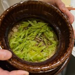 御幸町 田がわ - ⑯若牛蒡の炊き込みご飯
            根を張る前の若い牛蒡の茎を使った炊き込みご飯は香りが良く、ほのかな甘みも良いですね
            醤油ベースの出汁が加熱されて芳ばしさも増してます