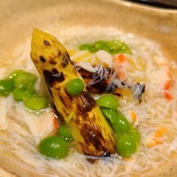 御幸町 田がわ - ①炭火焼きホワイトアスパラガス(佐賀県産)、蒸し越前蟹(福井県産)の出汁餡掛け、茹でうすい豆添え
                    ホワイトアスパラの甘みに越前蟹の旨みを加え、春の訪れと冬の終わりを1つのお皿にまとめてあります