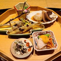 御幸町 田がわ - 八寸
                    ⑤赤貝と炭火炙り帆立の酢味噌添え
                    ⑥青干し薇白和え
                    ⑦椎茸天麩羅(1/4)
                    ⑧楤芽天麩羅(1/2)
                    ⑨本諸子天麩羅
                    ⑩しろ菜とお揚げのお浸し、おかき載せ
                    ⑪小芋と飯蛸の焚き合わせ