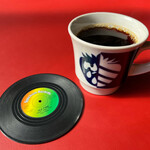 飯ト汁 合 - コーヒーも追加して。
コースターがレコード