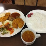 コ・ビアン - 日替わり定食（左からアジフライ・ハンバーグ・ポークカツ）