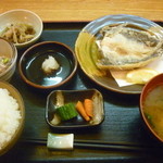 おんじき家ふうど - 日替り定食（あじ唐揚げ、しめじともやしの酢の物、ツナと春雨のサラダ、味噌汁、胡瓜と人参の漬物、ご飯）