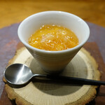 レストラン・カワサキ - カブのムースとエビのコンソメジュレ