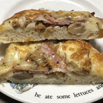 キノクニヤベーカリー - きのことベーコンのパン　断面