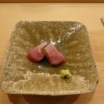 すし処 睦月 - メジマグロ(福井)、皮目を軽く炙って